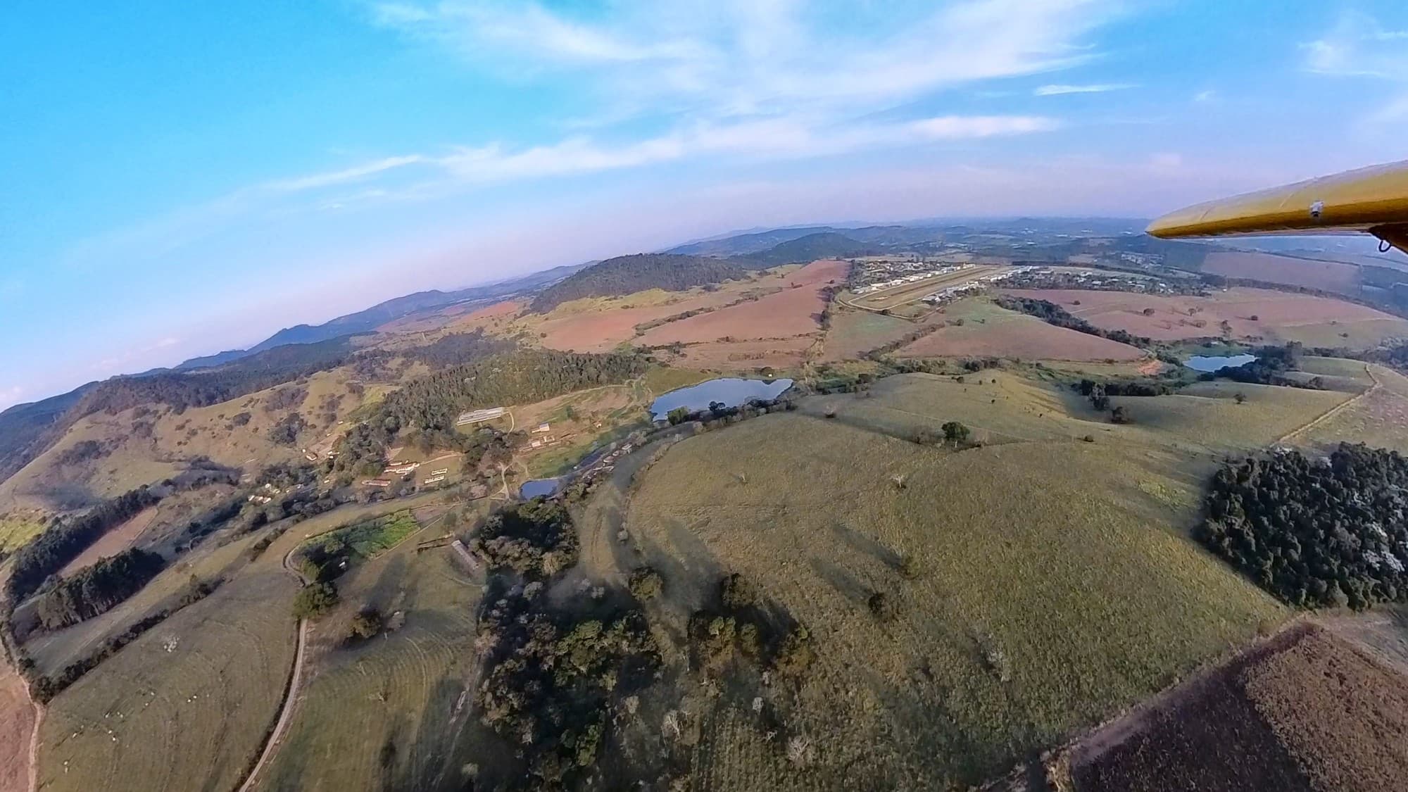 Vista da curva de base da RWY 22: aeródromo girando em direção ao través